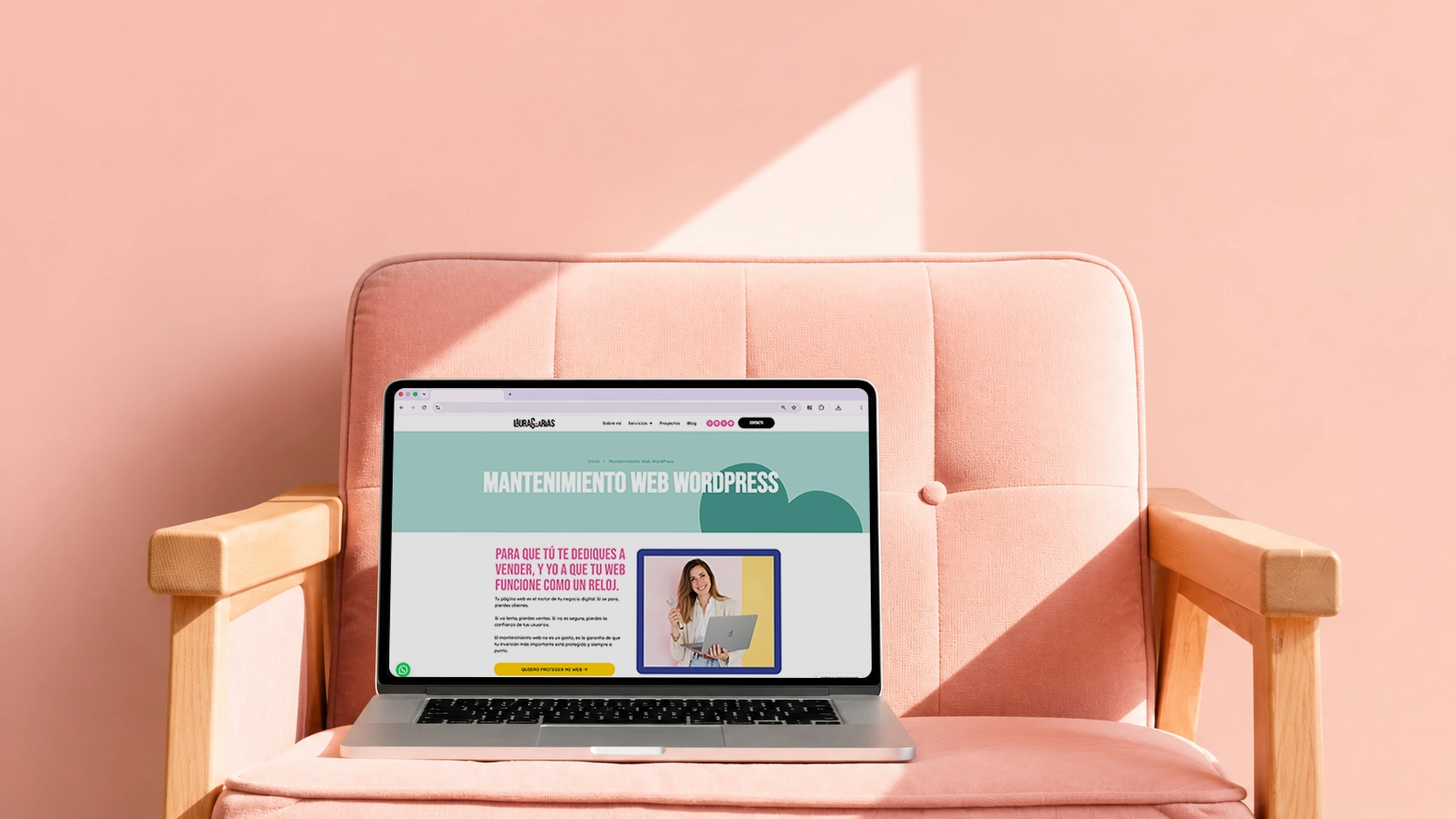 Un ordenador portátil, en cuya pantalla se ve una página de mantenimiento de WordPress, está colocado sobre un sillón rosa, y la luz del sol proyecta una sombra en la pared que hay detrás.